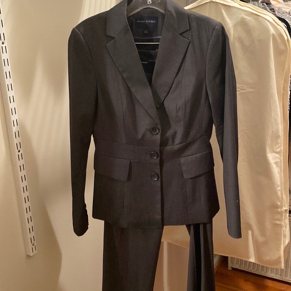 Banana Republic pant suit size 2. Pants have cold and are bootleg.